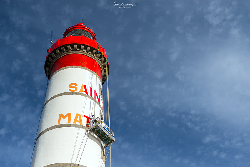 Ravalement des lettres sur le phare