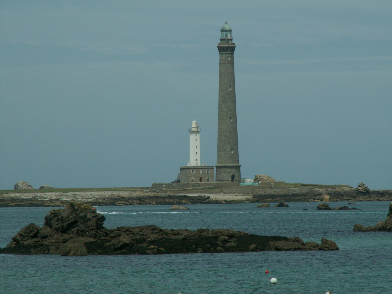 Les phares de l'Ile Vierge vues de la côte