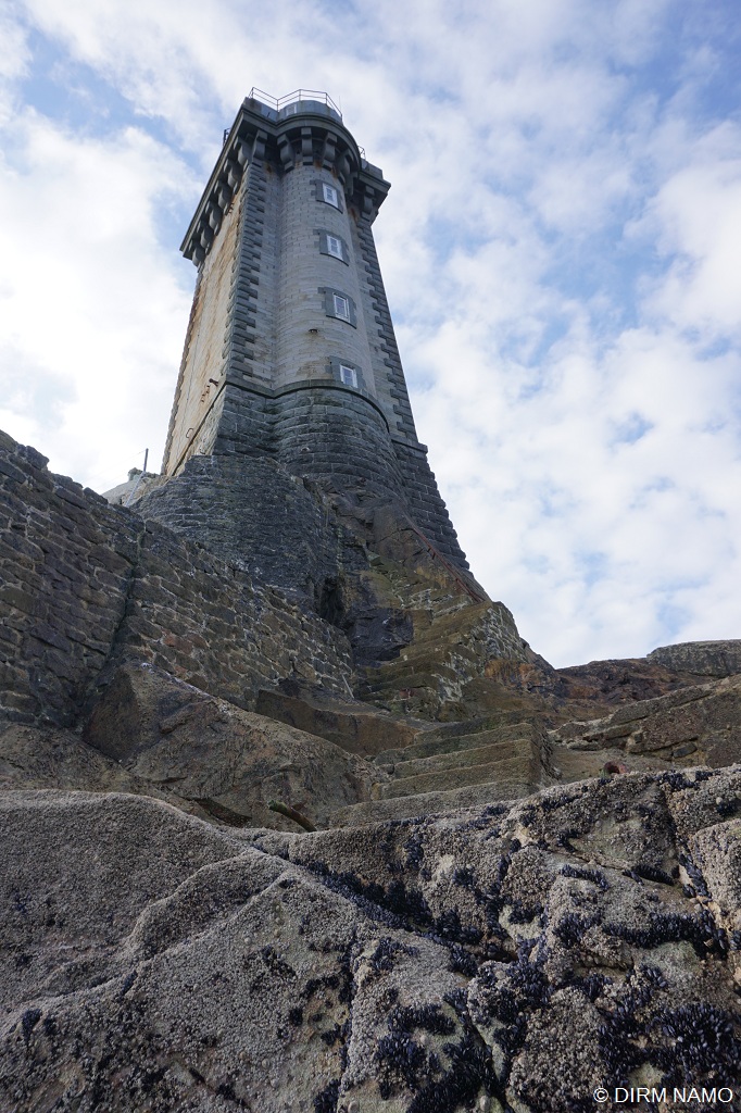 Au pied du phare de la Vieille