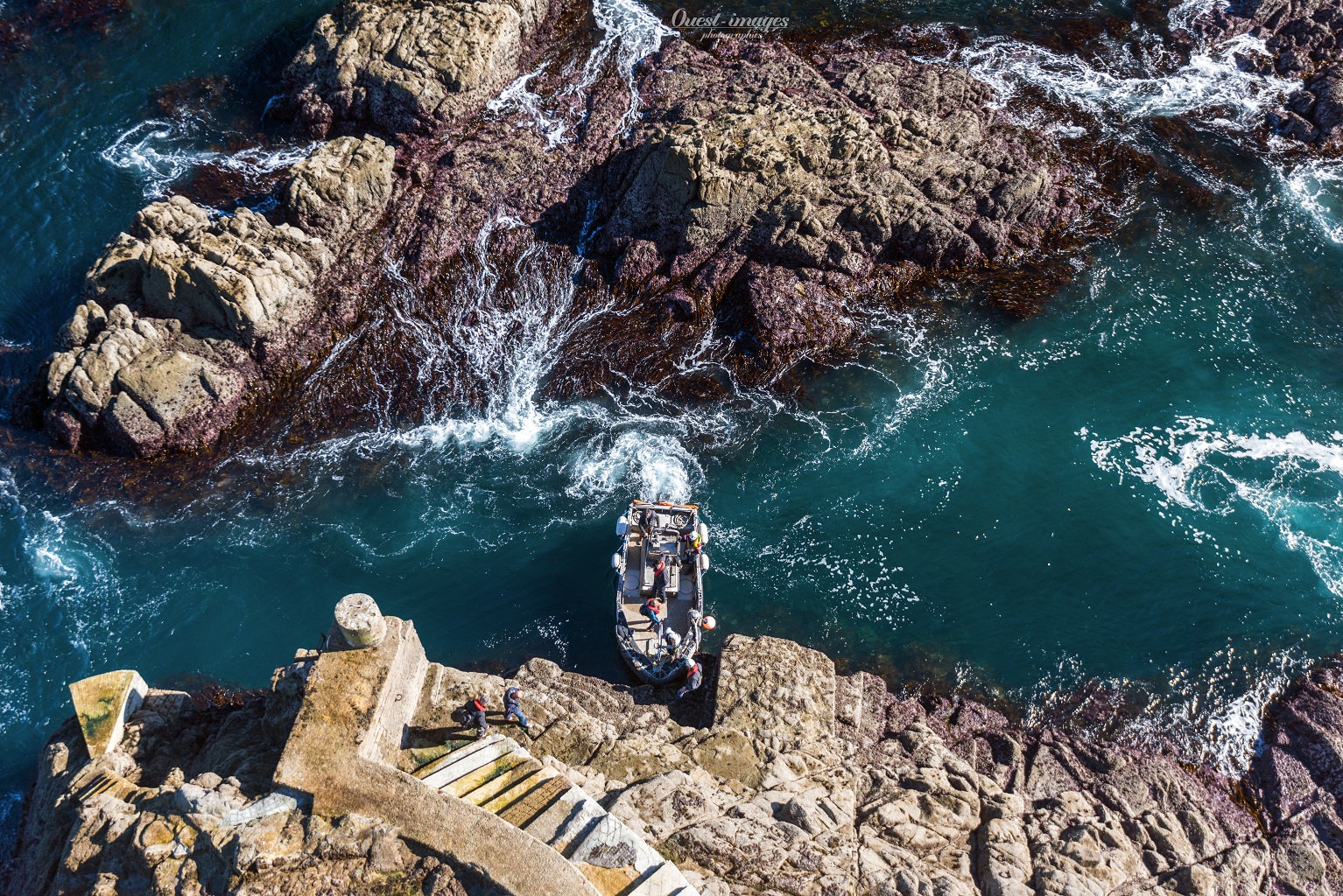 Embarquement des agents avec l'annexe de la Velleda - Vue du haut du phare