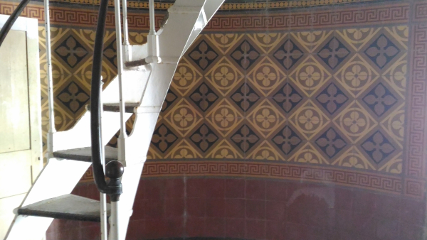 Escalier menant à l'optique et mosaïque murale